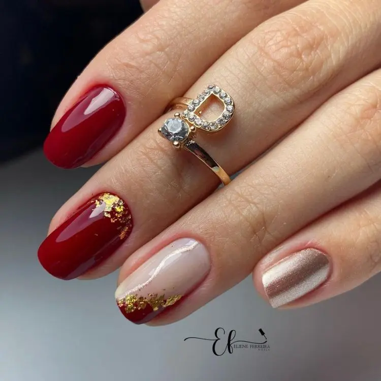 nail art em tons de vermelho, nude, champanhe e dourado
