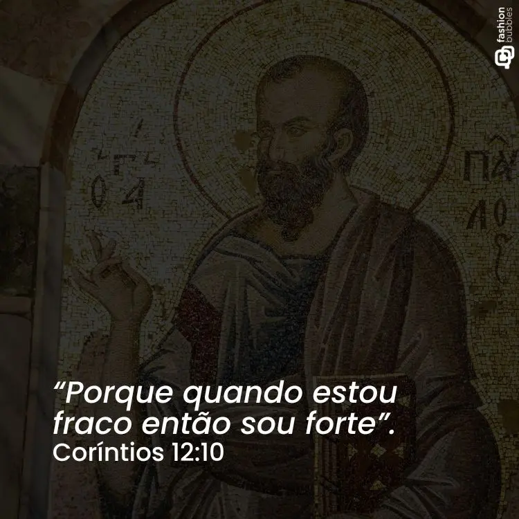  Um mosaico que retrata Paulo Apóstolo com barba e auréola é exibido com uma citação em português de Coríntios 12:10: "Porque quando estou fraco então sou forte".
