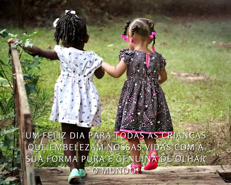 Foto de duas meninas de costas e frase "Um feliz dia para todas as crianças que embelezam nossas vidas com a sua forma pura e genuína de olhar o mundo!"