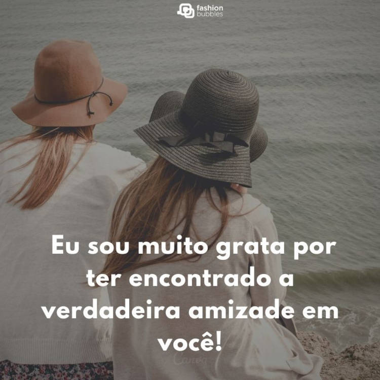 Eu sou muito grata por ter encontrado a verdadeira amizade em você! Foto de duas pessoas de costas, usando camisa branca e chapéu, olhando para o mar e frase "Eu sou muito grata por ter encontrado a verdadeira amizade em você!"