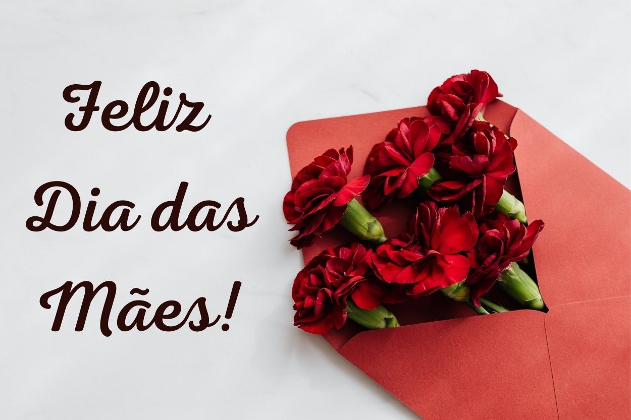 Card de fundo claro com envelope com flores e frase "Feliz Dia das Mães".