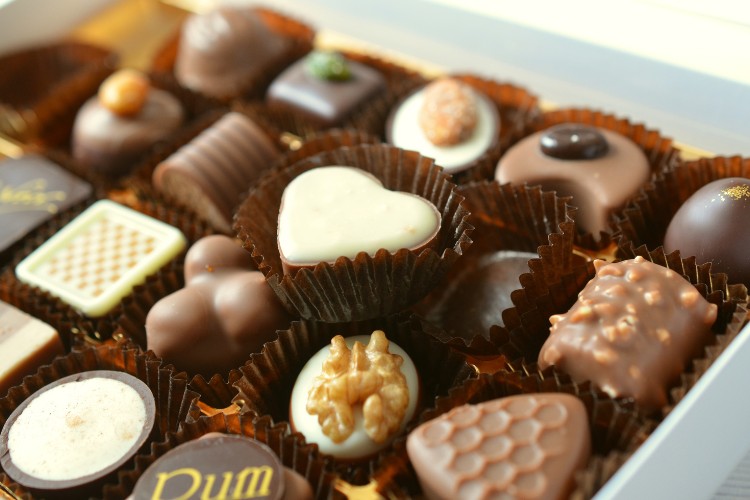 Chocolates de diversos tipos e formatos em caixa