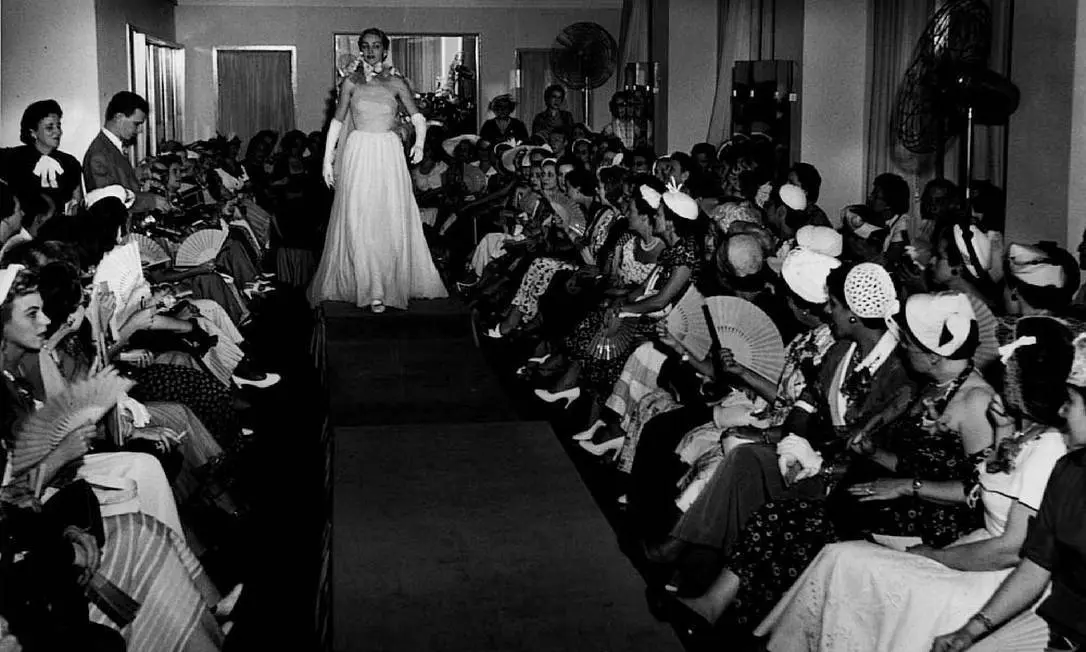 Modelo desfila um vestido de noite na Casa Canadá. 