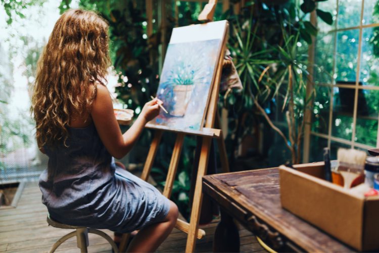 Foto de mãe fazendo pintura em quadro