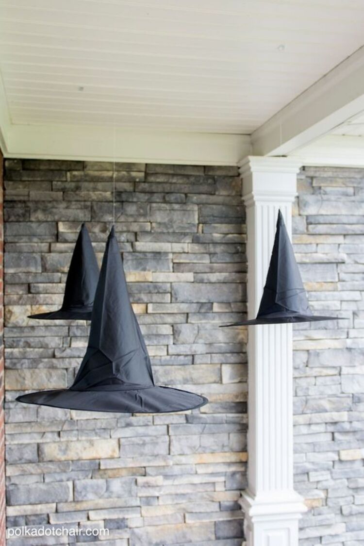 Decoração simples de Halloween na área externa: chapéus pendurados