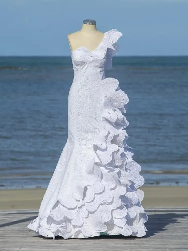 Vestido longo de algodão e renda que Martha Medeiros expõe durante a Art Basel Miami Beach