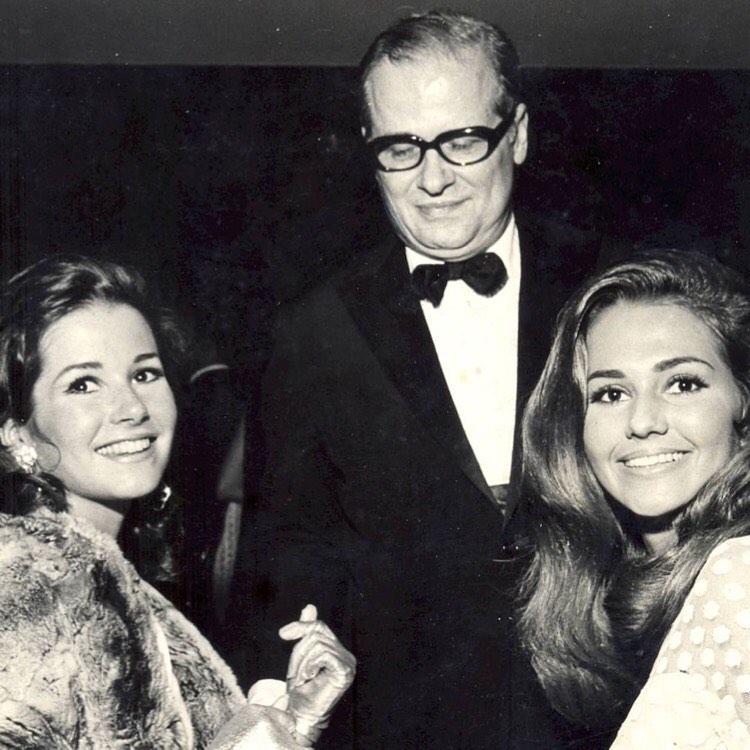 Alceu Penna em evento social com "misses", em 1968. 