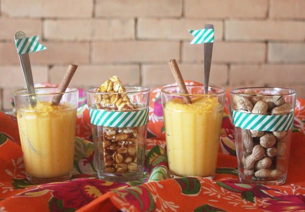 doces em copo americano com colheres decoradas com bandeirinha
