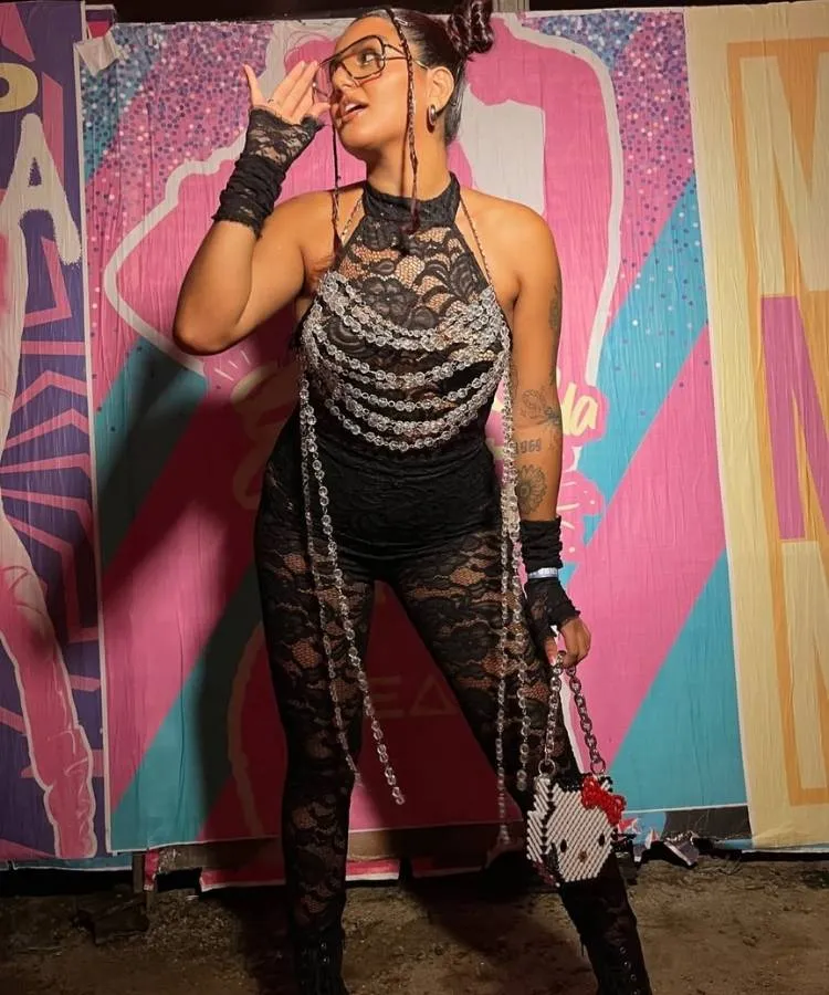 Foto de influencer usando macacão de renda preto em bloco de Carnaval