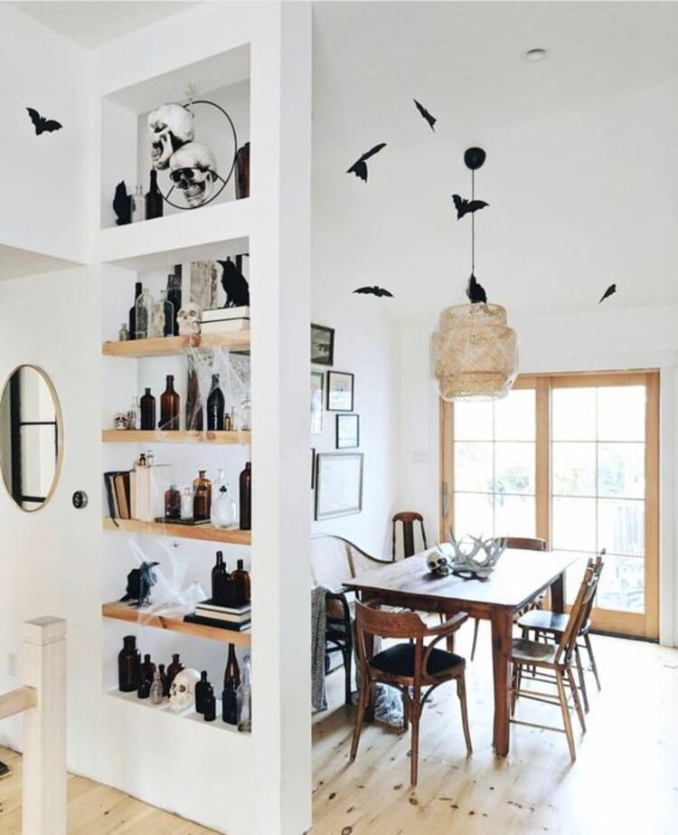 Decoração simples de Halloween com artigos pretos.