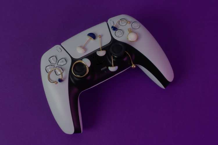 joias da marca will em cima de controle de videogame branco
