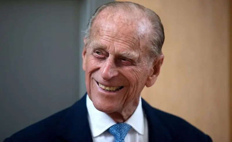 Philip sorrindo para o lado.