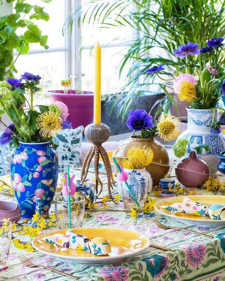 mesa de Páscoa azul e amarela