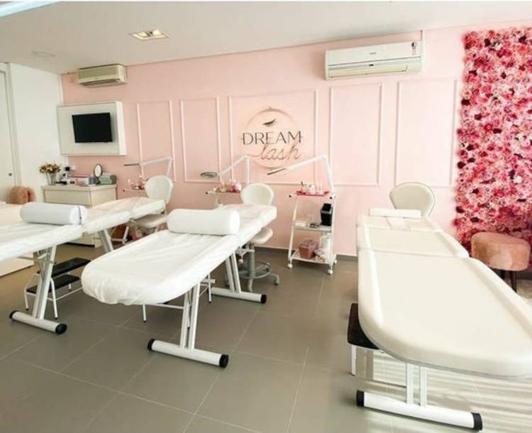 Parede com moldura boiserie e flores rosa.