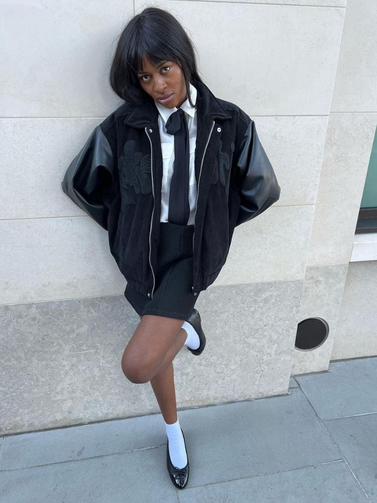 look com sapatilha, casaco oversized, camisa, gravata e saia preta