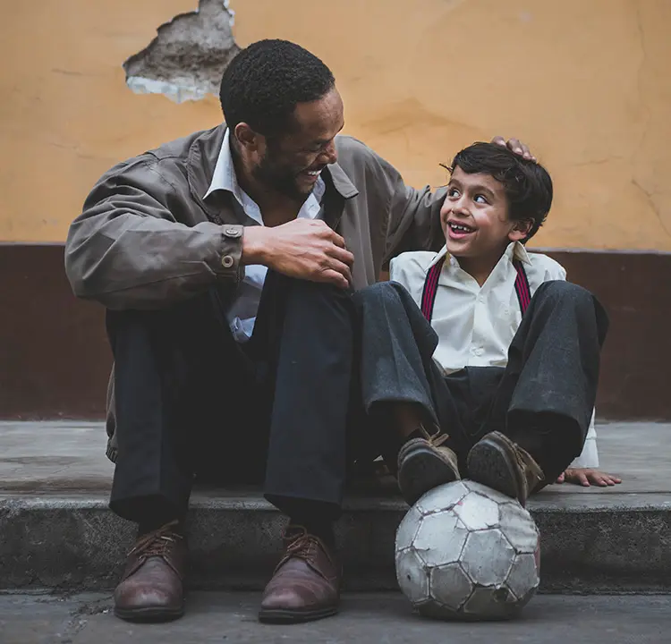 relacionamento pais e filhos sorridente dia dos pais Pai e filho sorrindo juntos