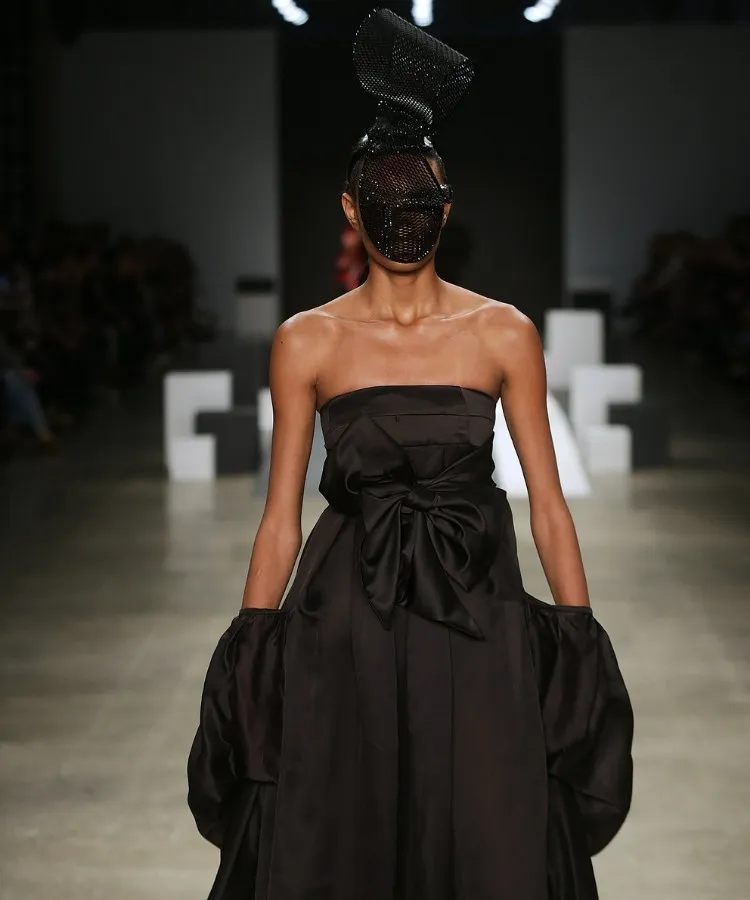 Foto de modelo na passarela usando look todo preto