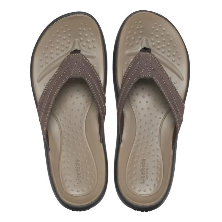 Chinelo marrom da Crocs