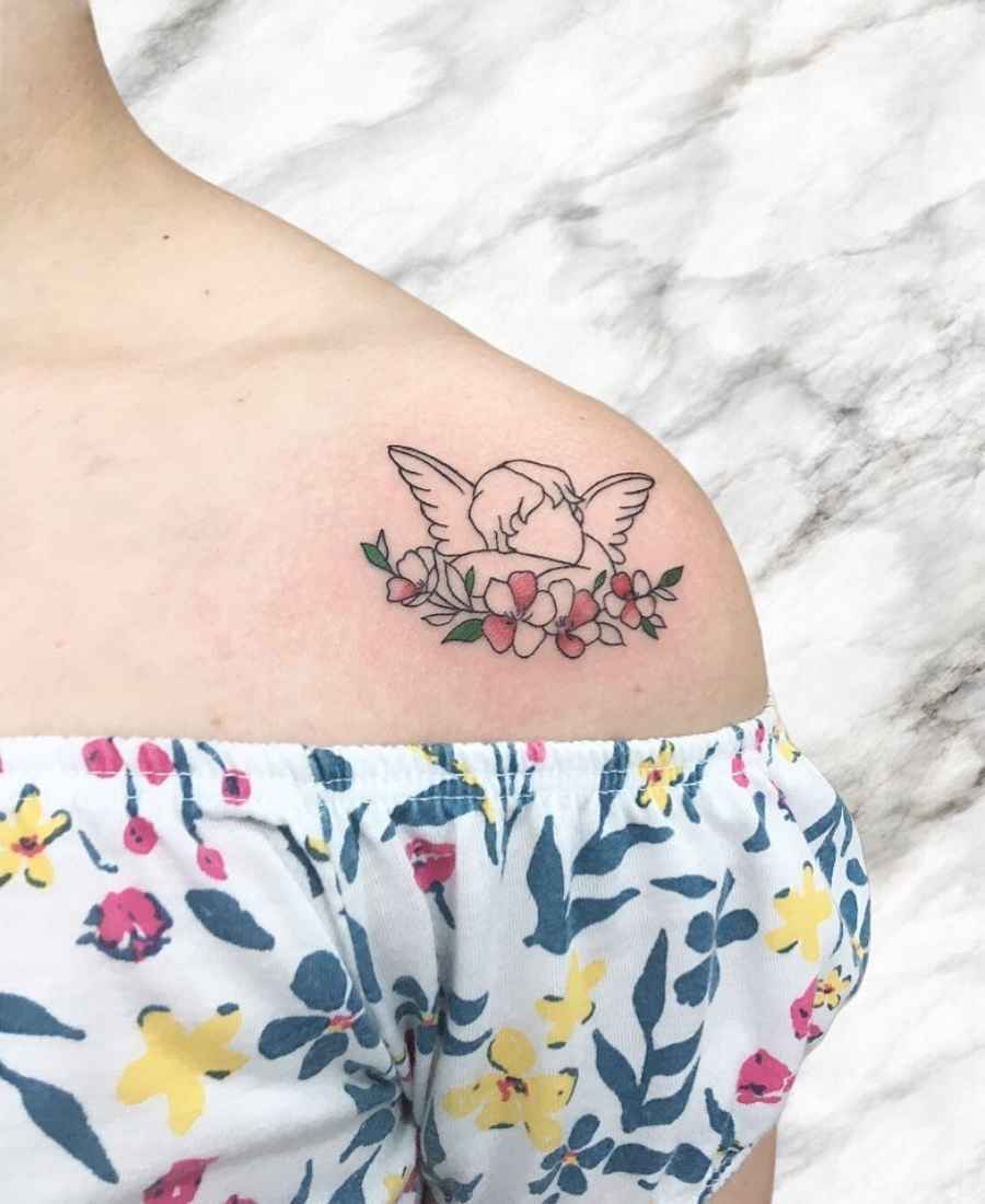Foto de tatuagem de anjo de uma pessoa.