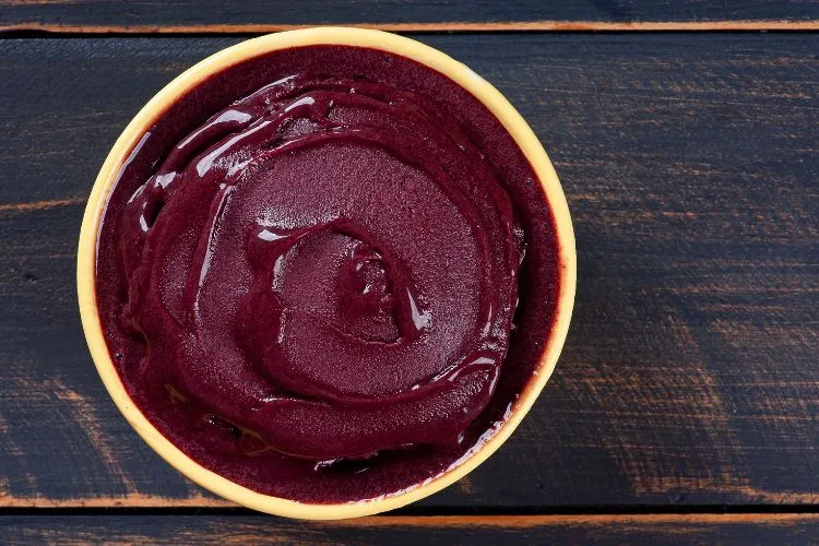 Mesa de madeira com tigela de açaí