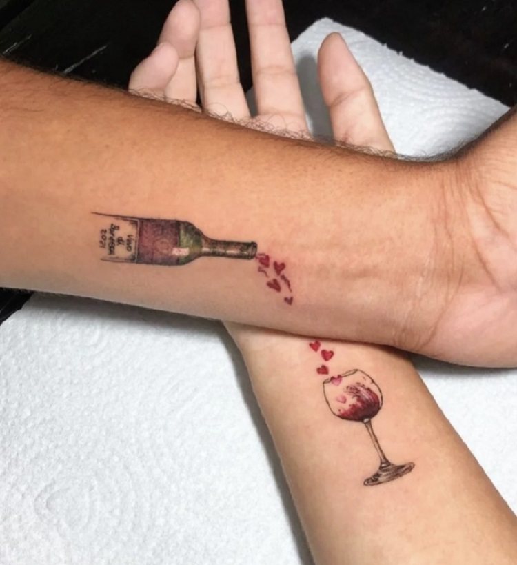 Tatuagem de vinho combinando
