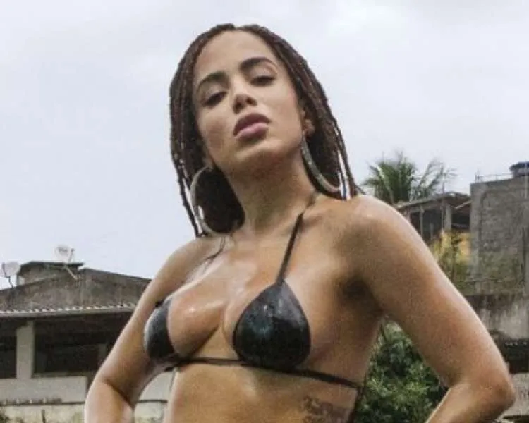 Foto da cantora no clipe de "Vai Malandra".