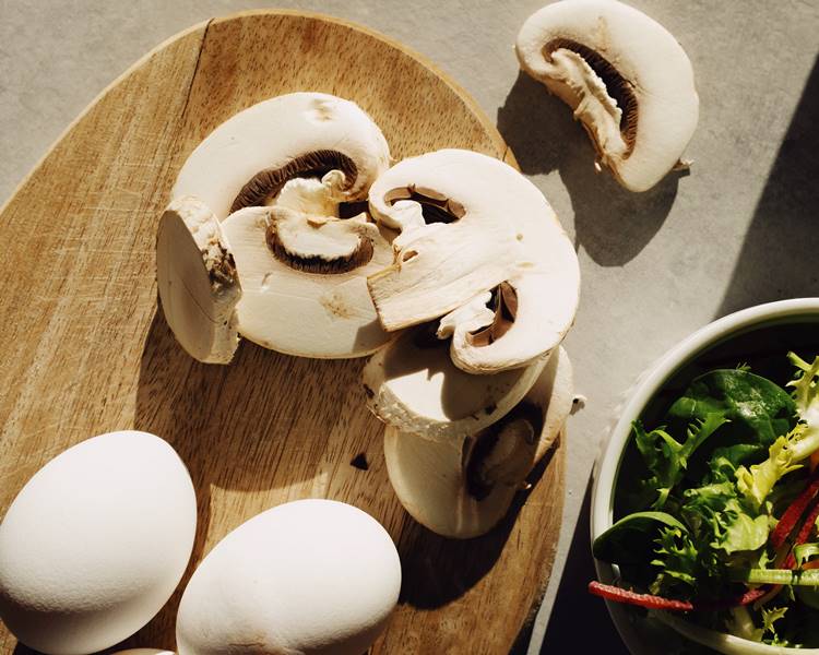 Foto com champignon picado.