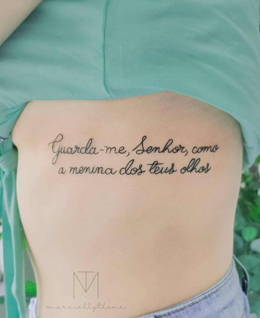 Foto de tatuagem frase religiosa.