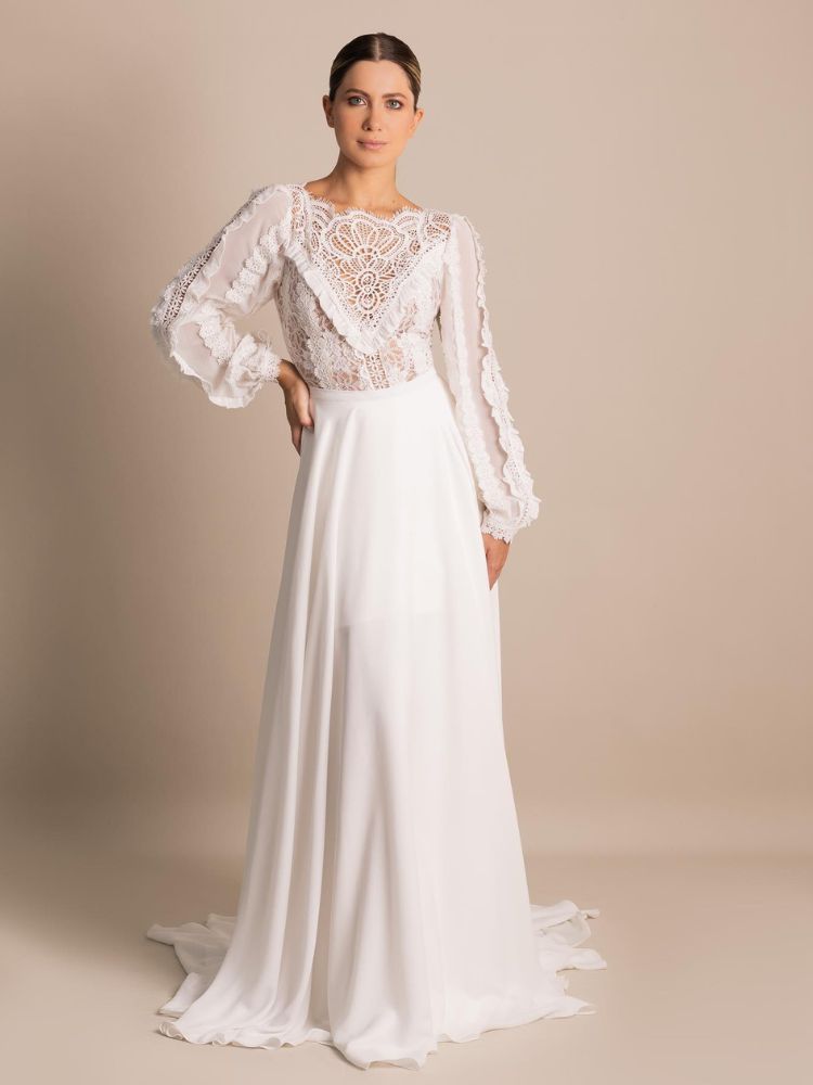 Mulher de pele clara usando vestido de noiva com mix de rendas na parte de cima e saia mais clean 