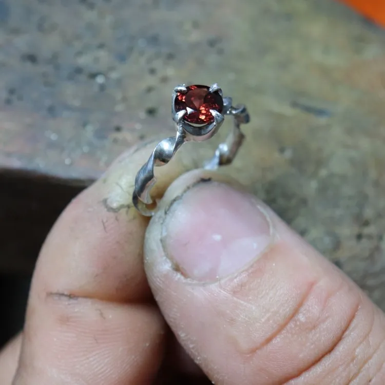 Anel com pedra da Galeria Arte Metal