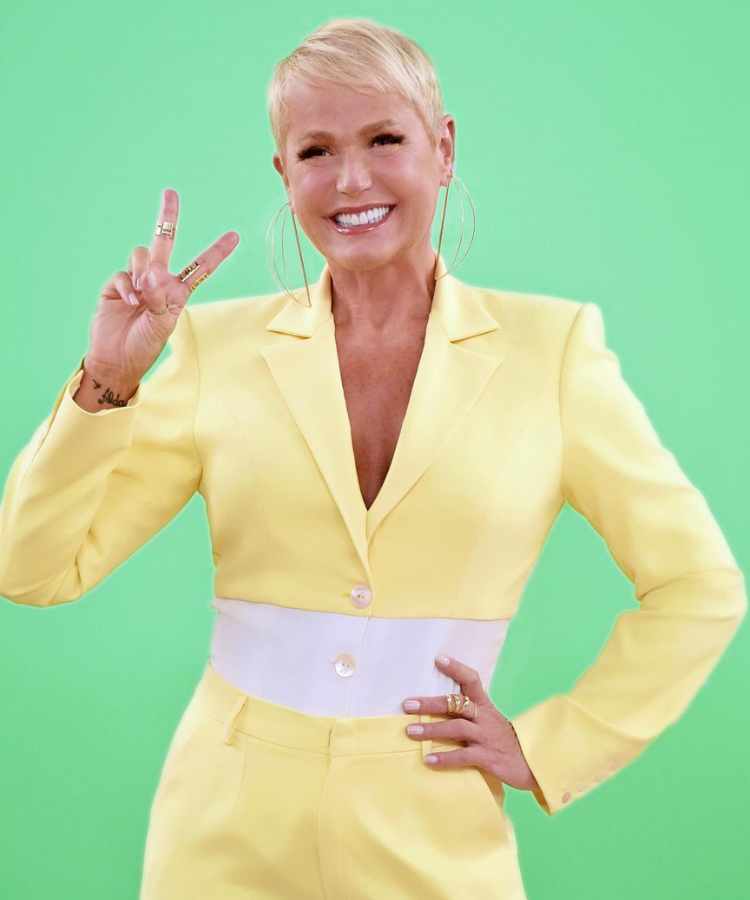Foto de Xuxa usando look amarelo.