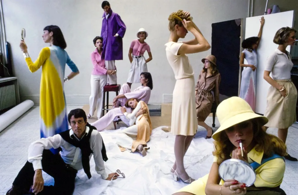 Halston rodeado por modelos. 