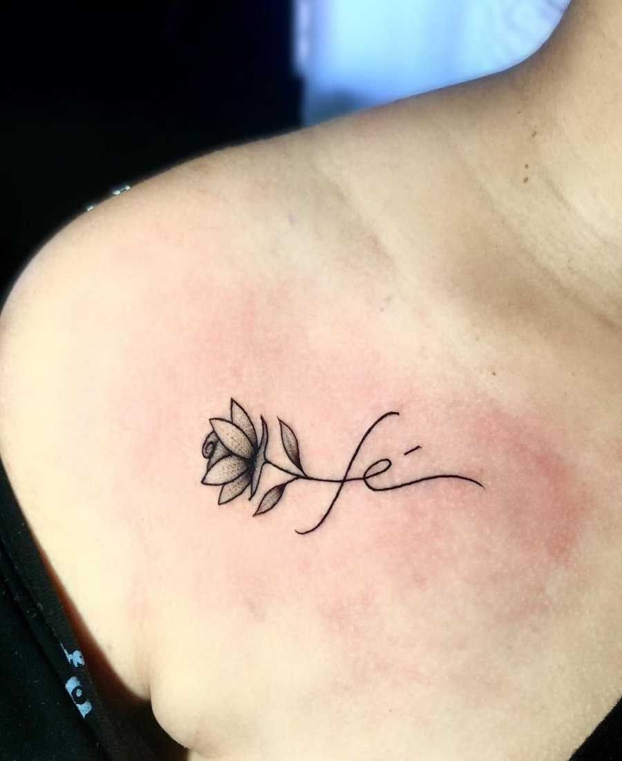 Foto de tattoo com a palavra fé.