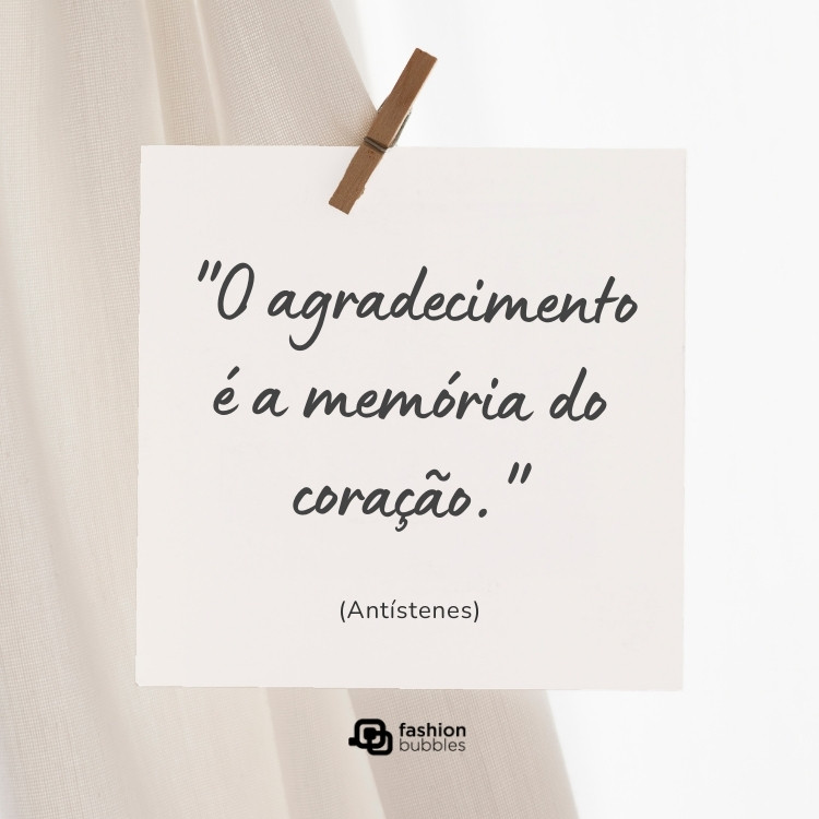Card de fundo bege com papel escrito: "O agradecimento é a memória do coração." (Antistenes)