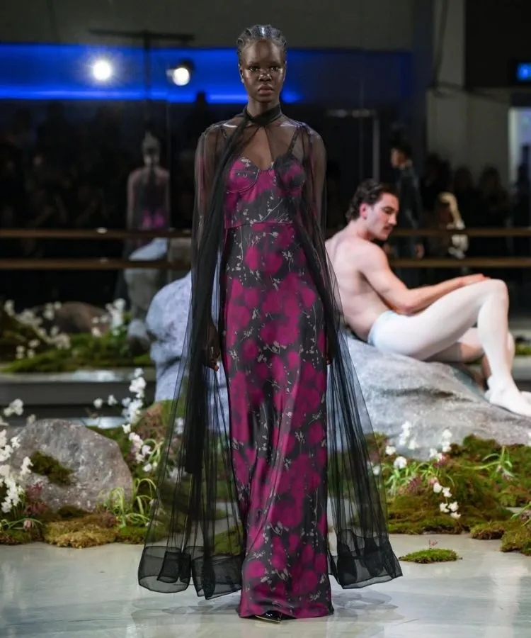 Foto de modelo usando look com estampa floral, uma das tendências da London Fashion Week Outono Inverno 2026