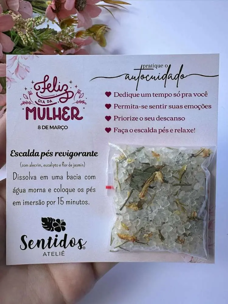Escalda pés com cartão personalizado de dia da mulher