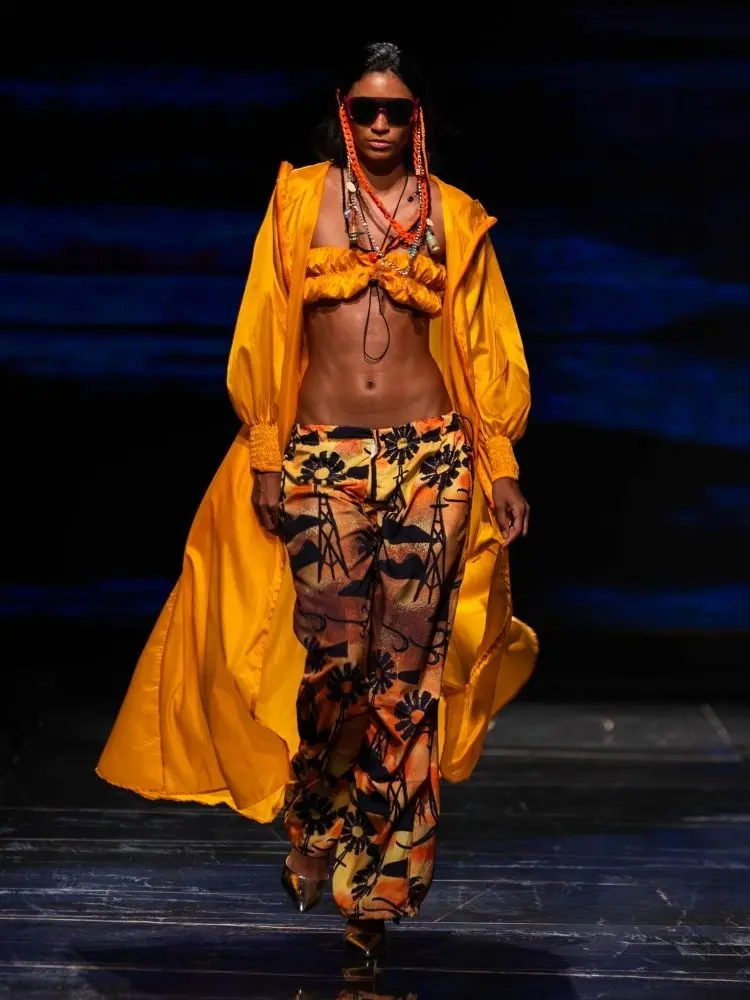 Modelo no desfile de George Azevedo, durante o 2º dia do DFB Festival 2026