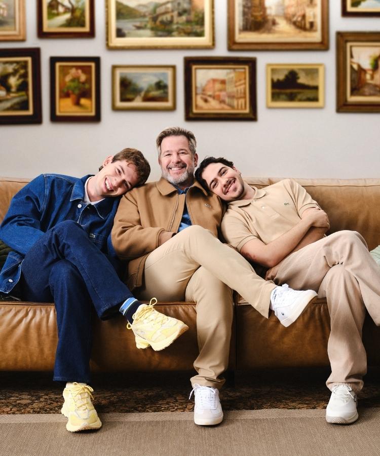 Foto de Murilo Benício com os dois filhos em campanha de Dia dos Pais da Lacoste