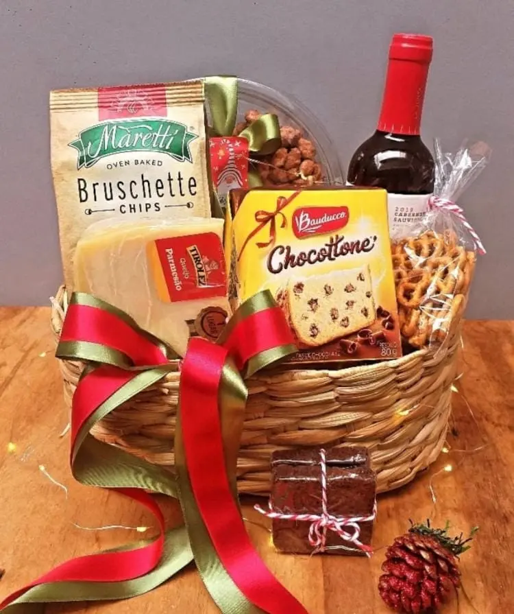 Cesta de Natal para presentes com aperitivos e vinho 