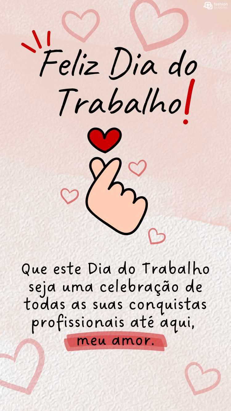 Frase"Que este Dia do Trabalho seja uma celebração de todas as suas conquistas profissionais até aqui, meu amor." de bom trabalho, amor escrita em fundo bege com desenho de mão fazendo sinal de coração japonês com as mãos e desenhos de coração
