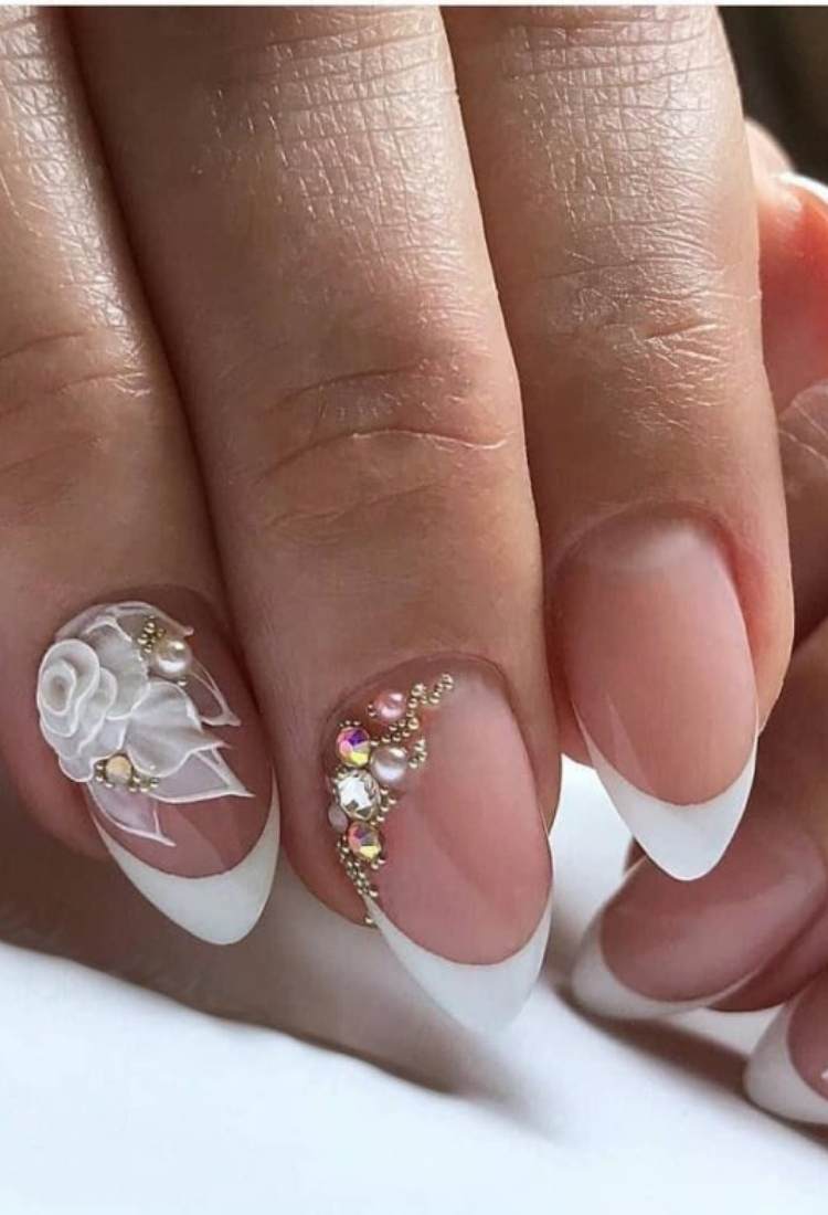 Unhas ovais com francesinha, pedrarias e flores