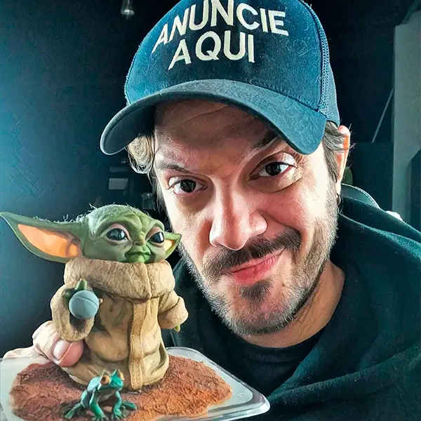 Selfie de Max com boneco do Grogu