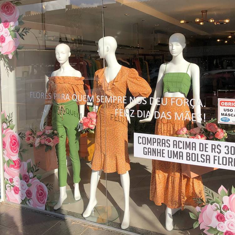 Vitrine de Dia das Mães com adesivo frase chamativa