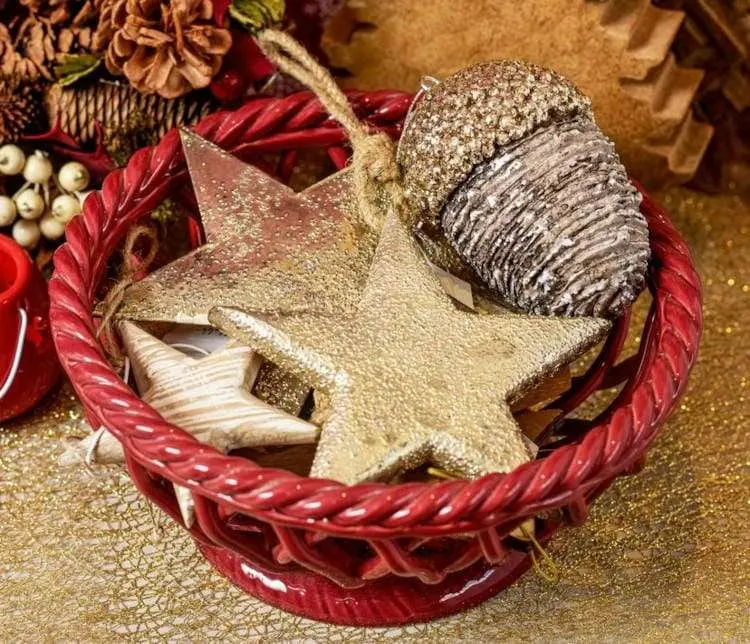 Cesta com decorações de natal