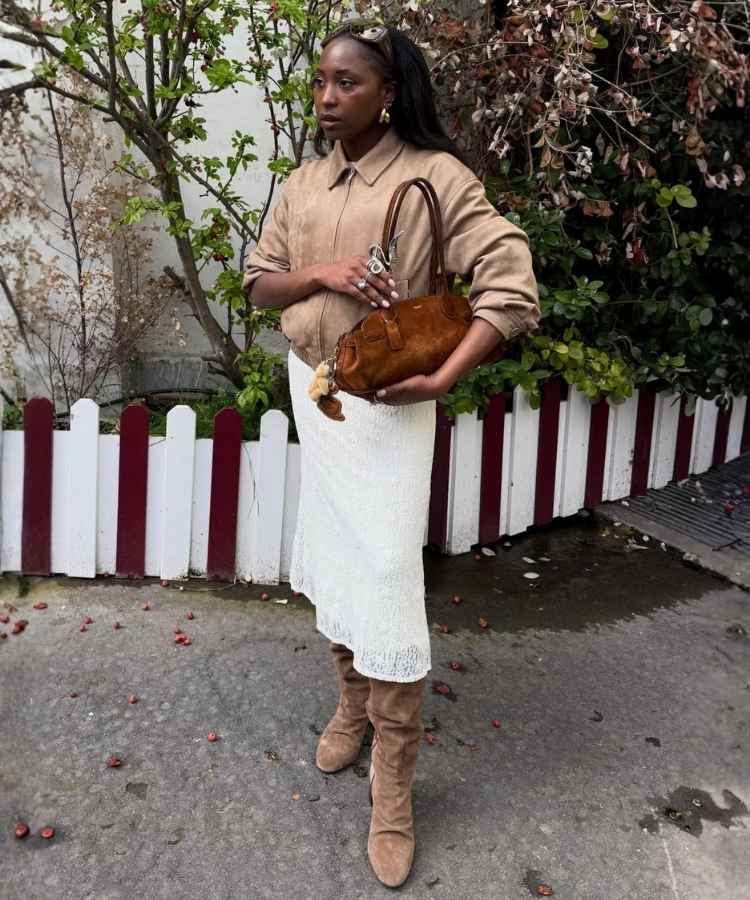 Mulher usando bota slouch, uma das tendências de sapatos para o inverno 2026