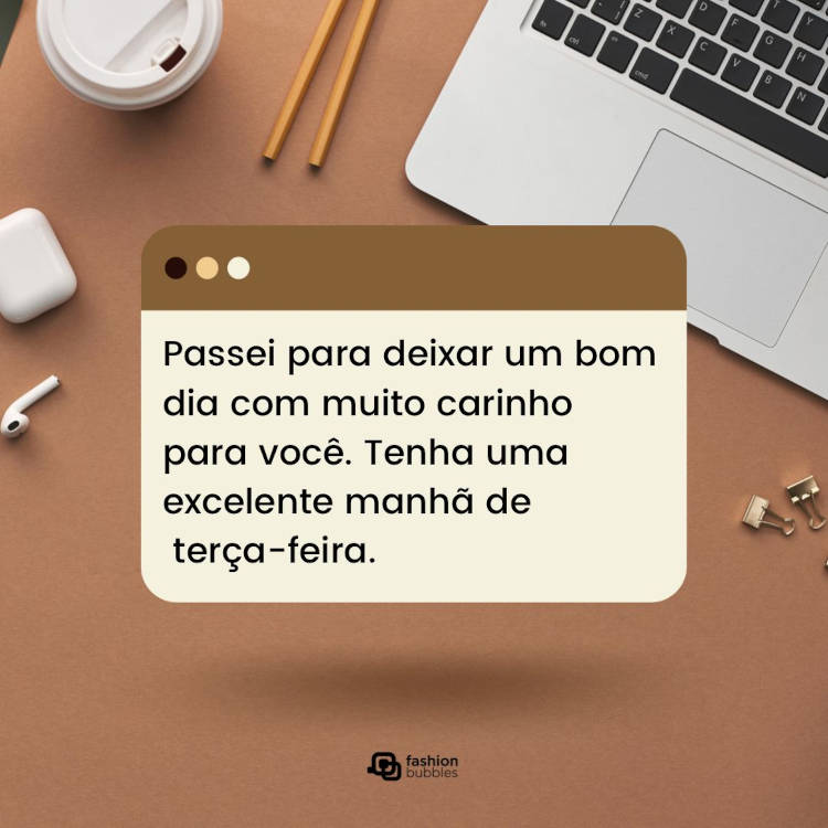 Foto de mesa marrom com notebook, café, fone, lápis e frase "Passei para deixar um bom dia com muito carinho para você. Tenha uma excelente manhã de terça-feira."