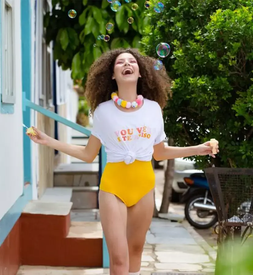 Colar de pom-pom para fantasia