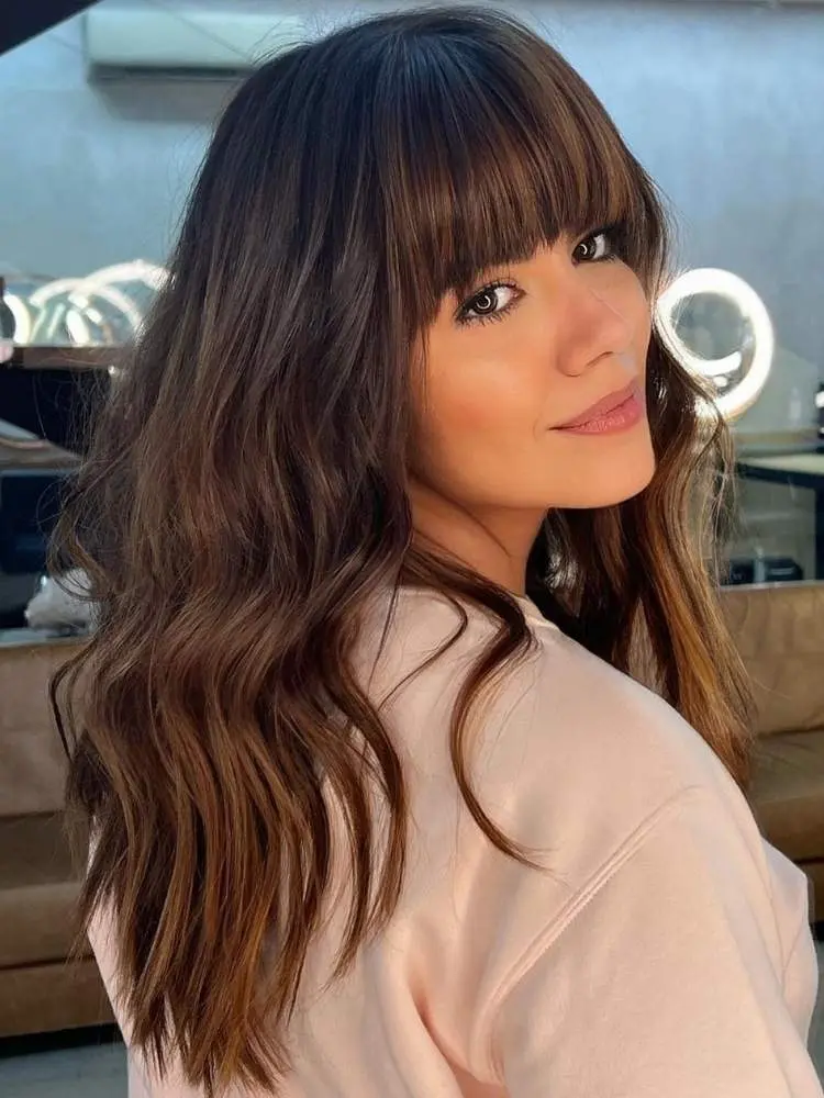 Corte cabelo liso com franja.