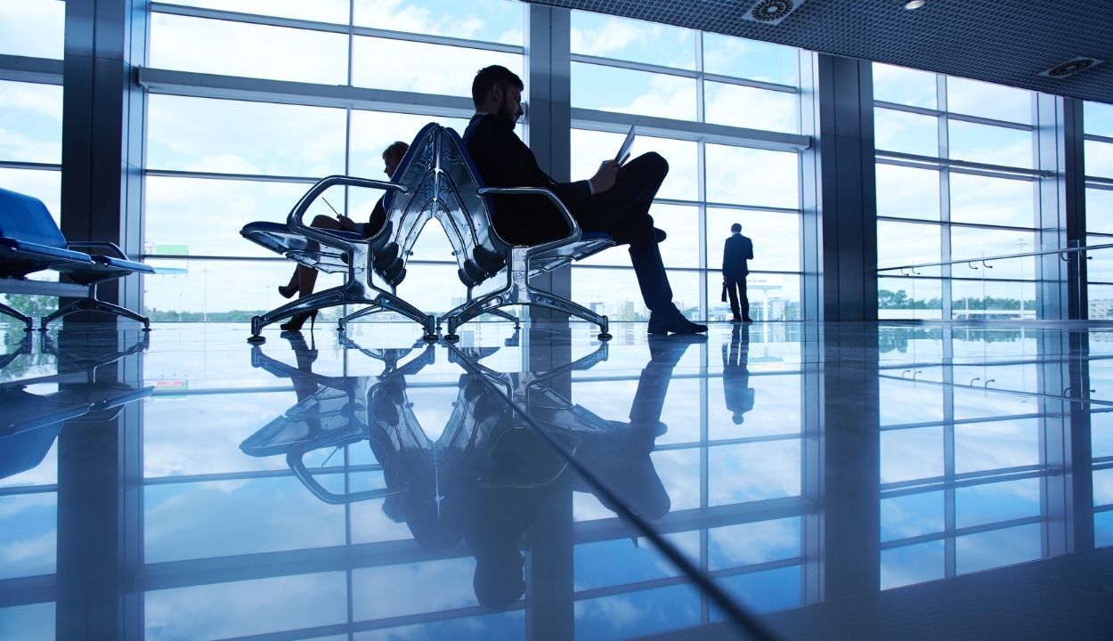 pessoas esperando avião - milhas aéreas