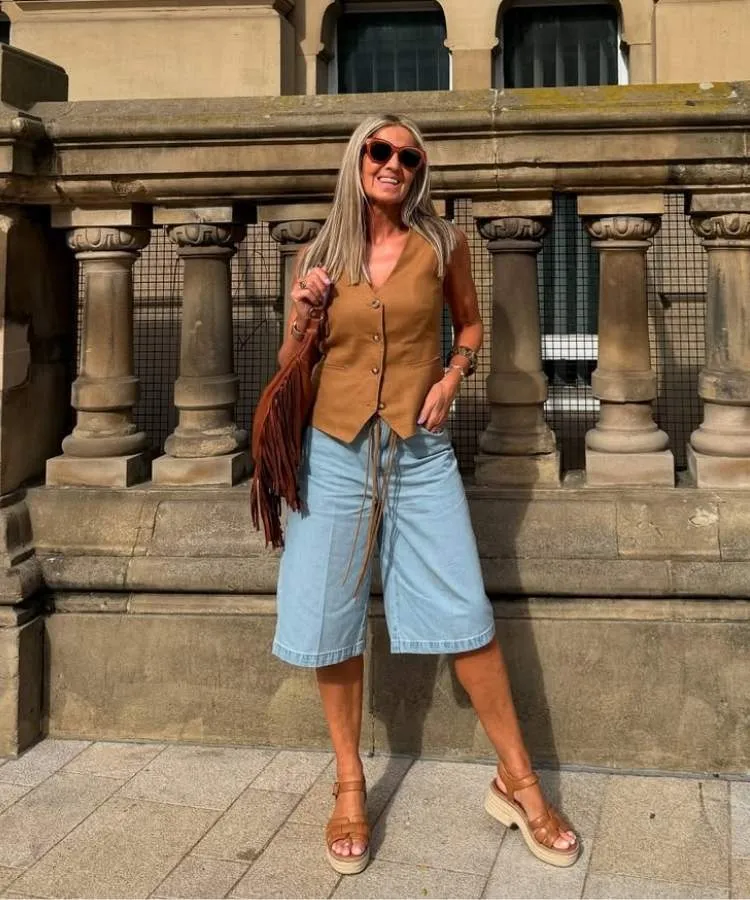 Foto de mulher usando sandália de salto anabela de corda com bermuda jeans e colete caramelo